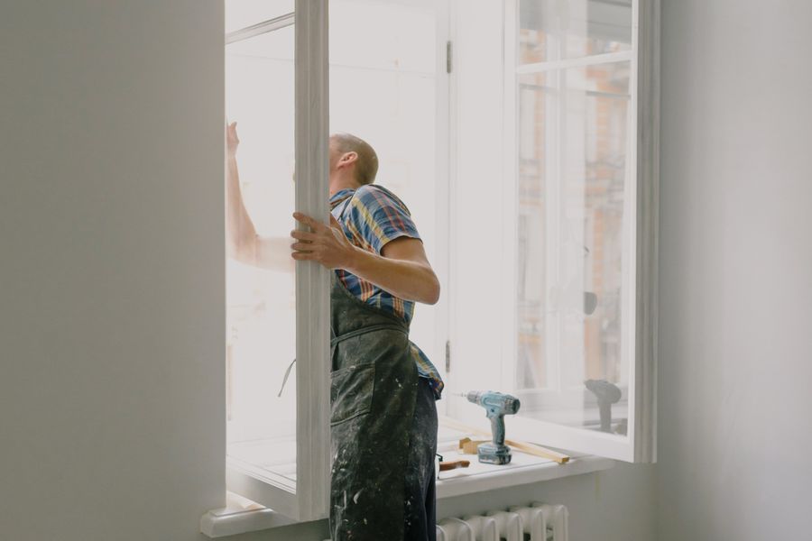Installer setting and aligning a window in its frame